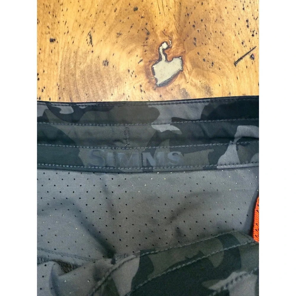 Simms Fishing Shorts Size 30 Mens Gray Camo Board Shorts Quick Dry Cargo Pockets
